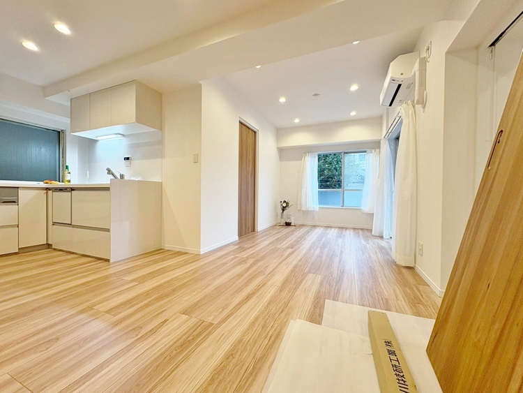 居間 居心地の良い空気感は、暮らしのステージを彩り、心からのやすらぎと満足感を与えてくれます。