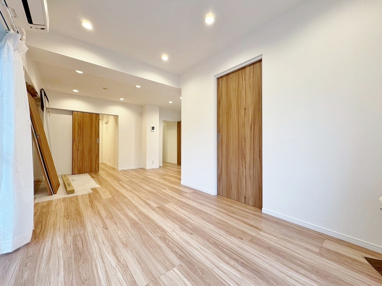 居間 飾り過ぎないシンプルな内装と偏り過ぎないデザインで統一しました。