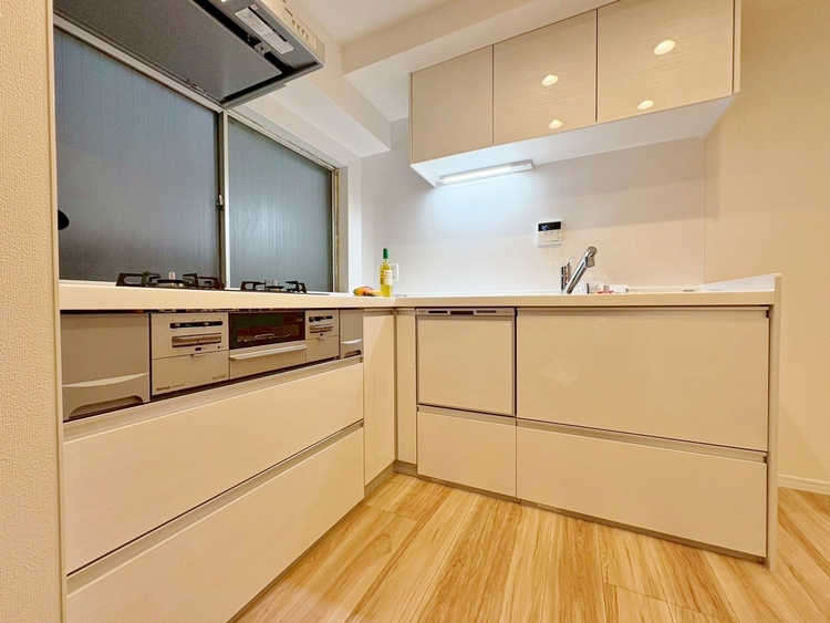 キッチン スマートな意匠と充実の機能を備えたキッチンが、暮らしにおいしい彩りを添えます。