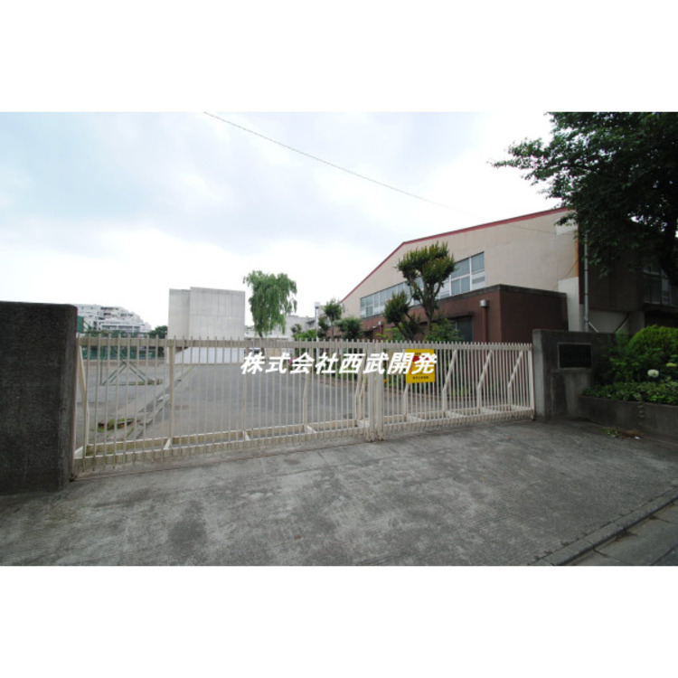 周辺 第三中学校(約890m)