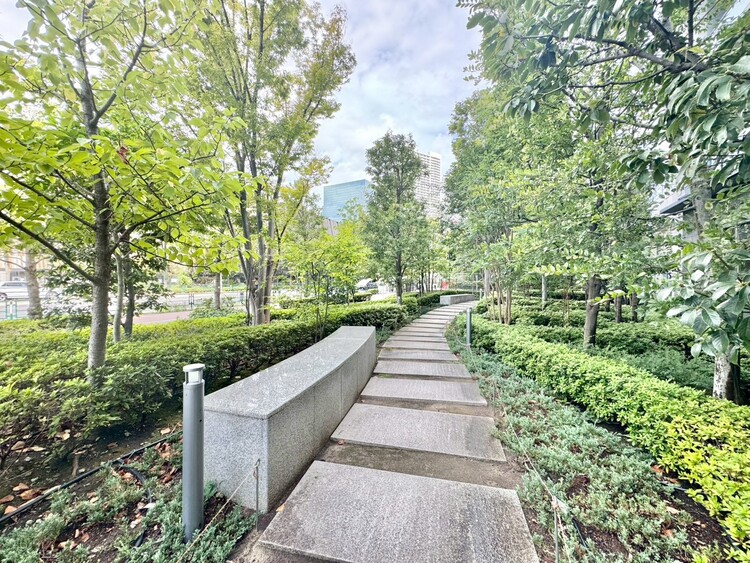 その他 マンションの敷地内には、中庭もございます。