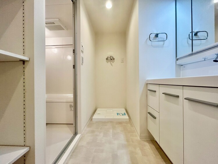 その他 十分な広さの脱衣所。