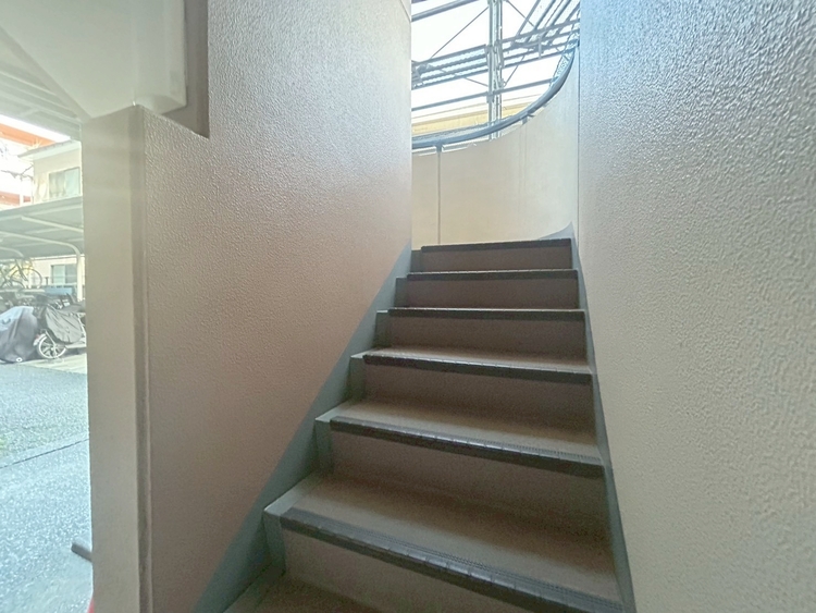 その他 共用部の階段です。明るく清潔に管理されています。