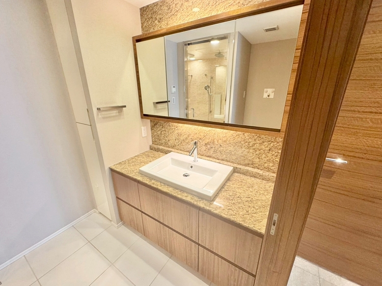 その他 清潔感を感じられる洗面化粧台。