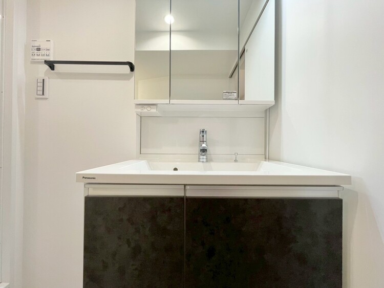 その他 清潔感を感じられる洗面化粧台。