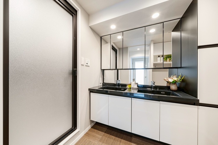 その他 清潔感を感じられる洗面化粧台。