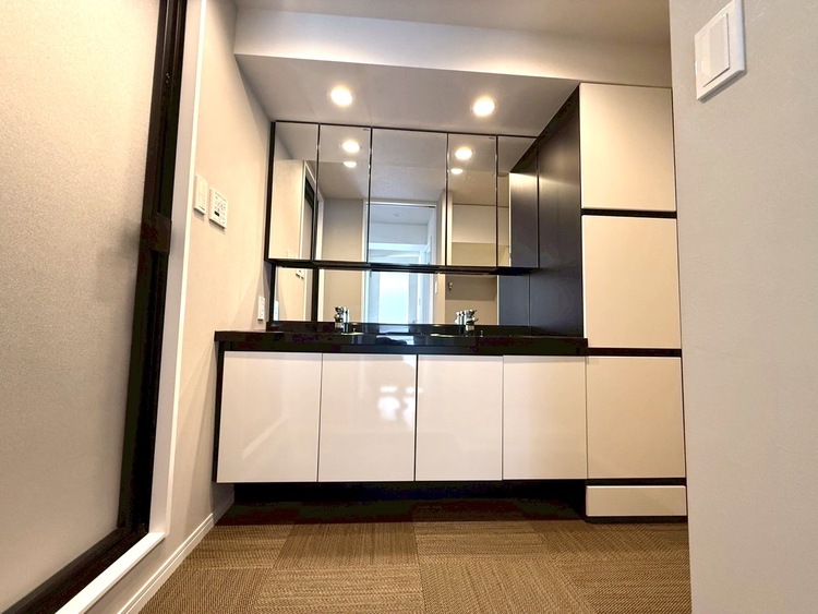 その他 十分な広さの脱衣所。