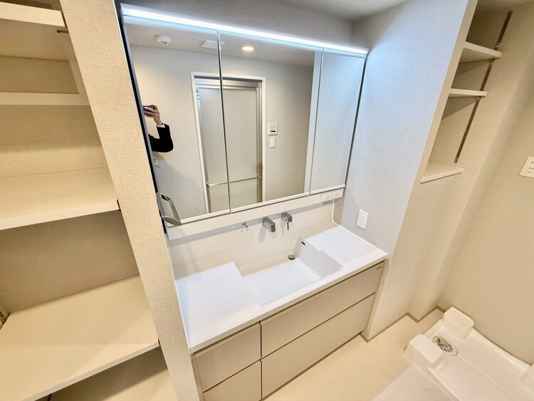 その他 清潔感を感じられる洗面化粧台。