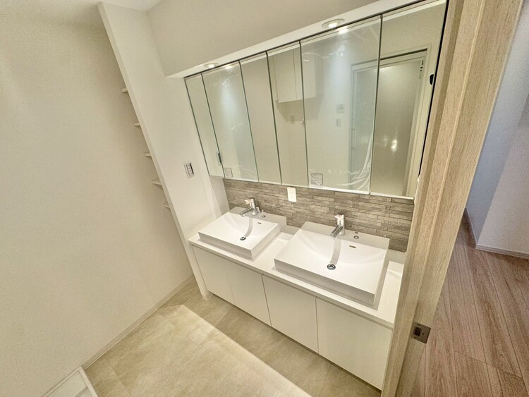 その他 清潔感を感じられる洗面化粧台。