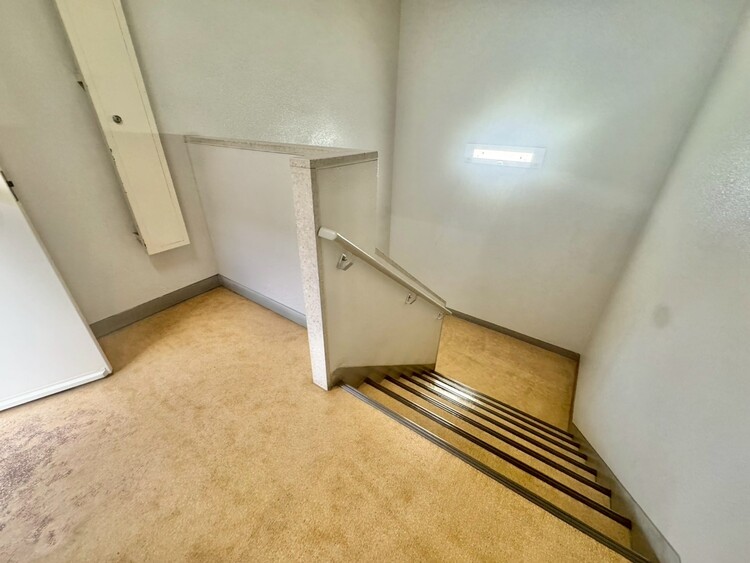 その他 共用部の階段です。明るく清潔に管理されています。