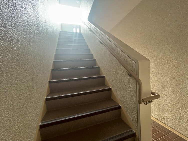 その他 共用部の階段です。明るく清潔に管理されています。