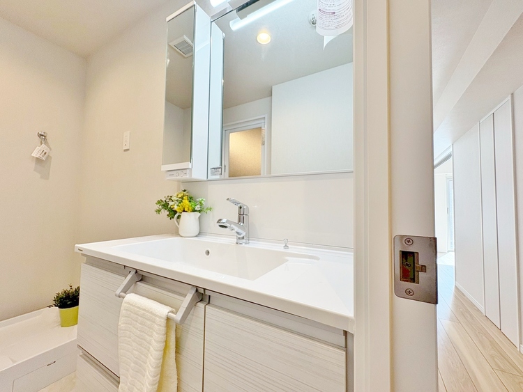 その他 清潔感を感じられる洗面化粧台。