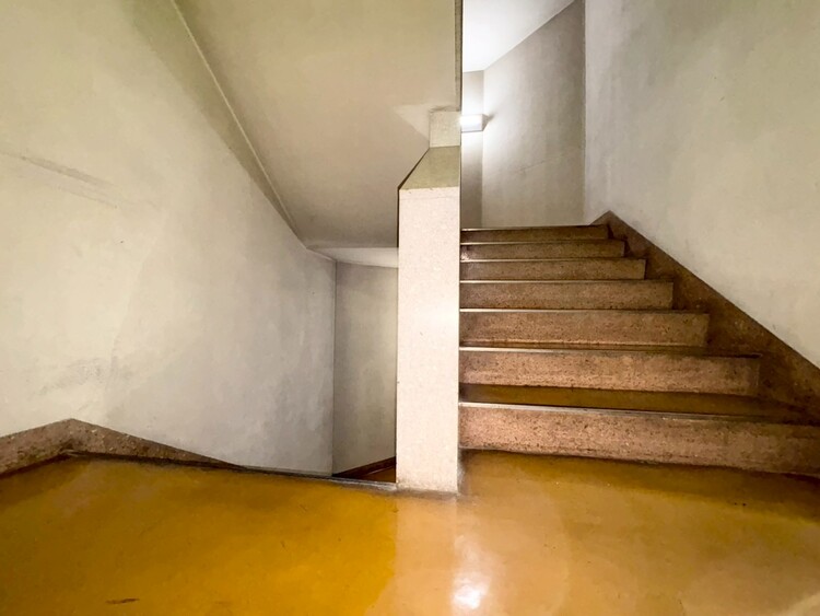 その他 共用部の階段です。明るく清潔に管理されています。