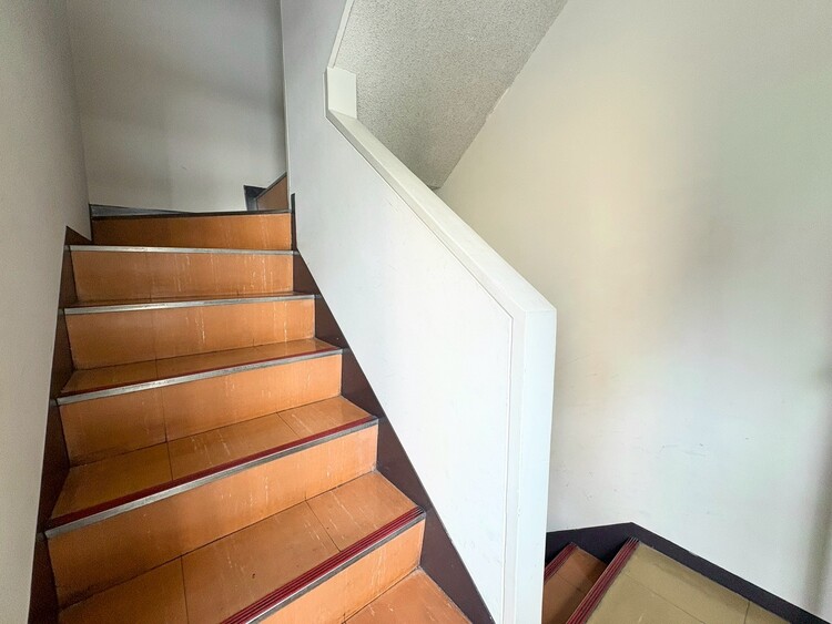 その他 共用部の階段です。明るく清潔に管理されています。