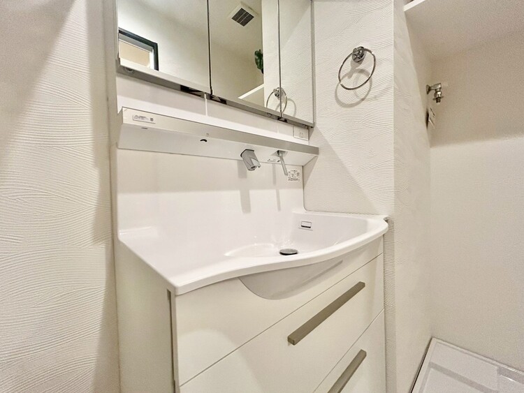 その他 清潔感を感じられる洗面化粧台。