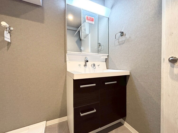 その他 清潔感を感じられる洗面化粧台。