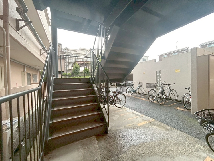 その他 共用部の階段です。明るく清潔に管理されています。