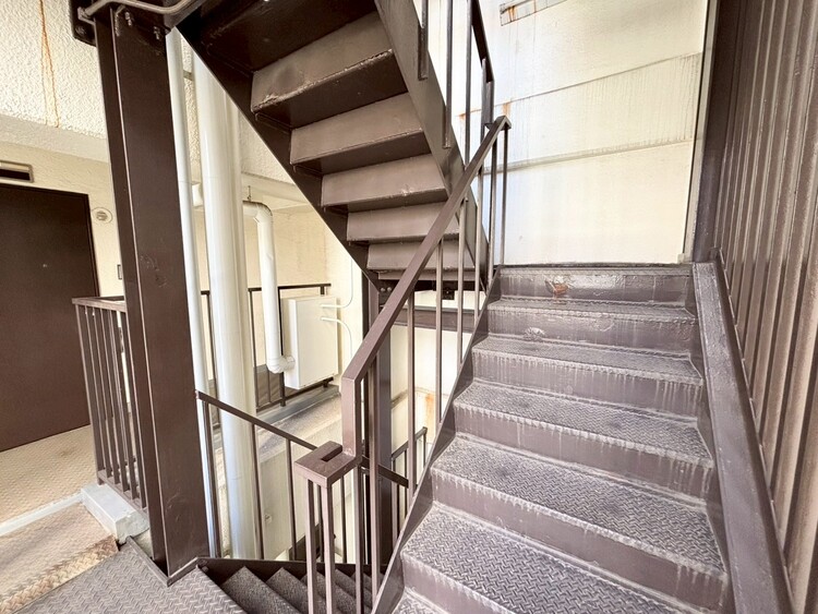 その他 共用部の階段です。明るく清潔に管理されています。