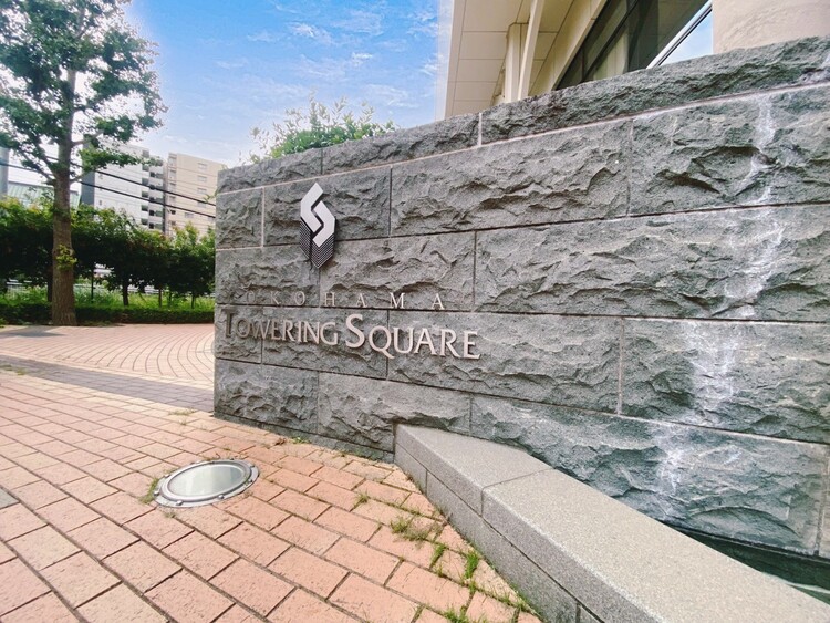 その他 スタイリッシュなエンブレム。お洒落なマンションは入り口から。