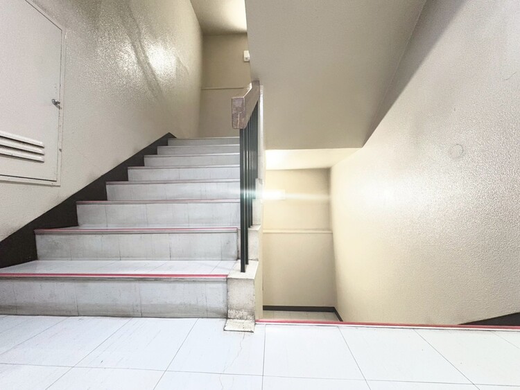 その他 共用部の階段です。明るく清潔に管理されています。