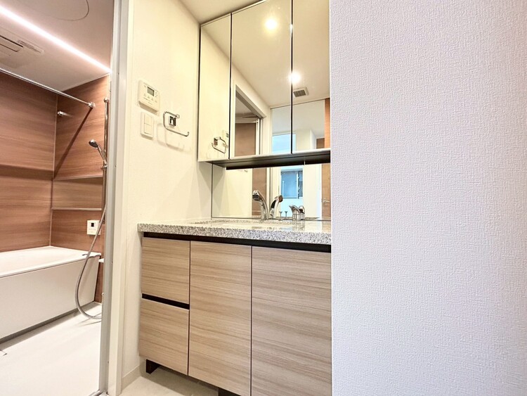 その他 清潔感を感じられる洗面化粧台。