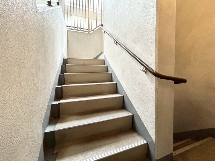 その他 共用部の階段です。明るく清潔に管理されています。