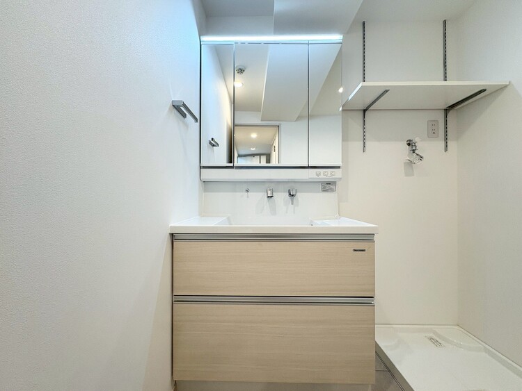 その他 清潔感を感じられる洗面化粧台。