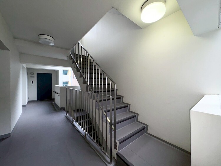 その他 共用部の階段です。明るく清潔に管理されています。