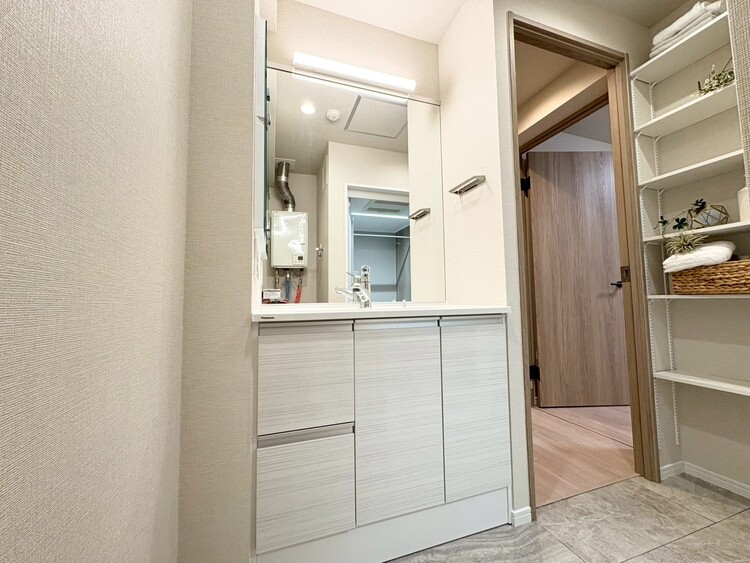 その他 清潔感を感じられる洗面化粧台。