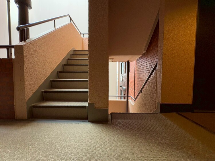 その他 共用部の階段です。明るく清潔に管理されています。