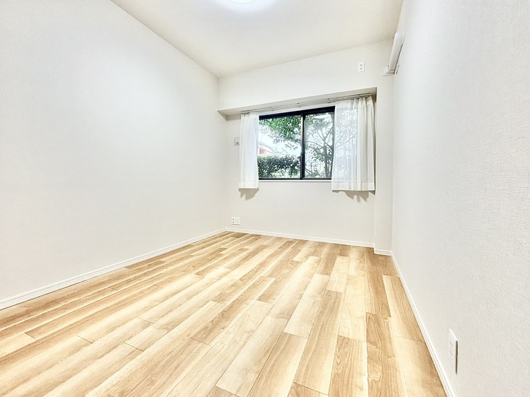 内装 ◆窓を開けると◆冷涼な風、そよぐリビング。だんらんの場所はここから始まり、ここで終わる。家族の笑顔が集う素敵な場所だから、こだわり抜いた思いが詰まっているのだと思う。