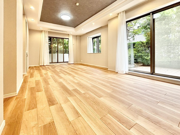 内装 ◆結ばれた◆玄関ドアを開けるとリビングから聞こえる小走りの足音。靴を脱ぎかけ目の前に立つ君の瞳と交差する。君は微笑みその刹那に心奪われる。佇む僕と君の間に赤い糸が結ばれた。