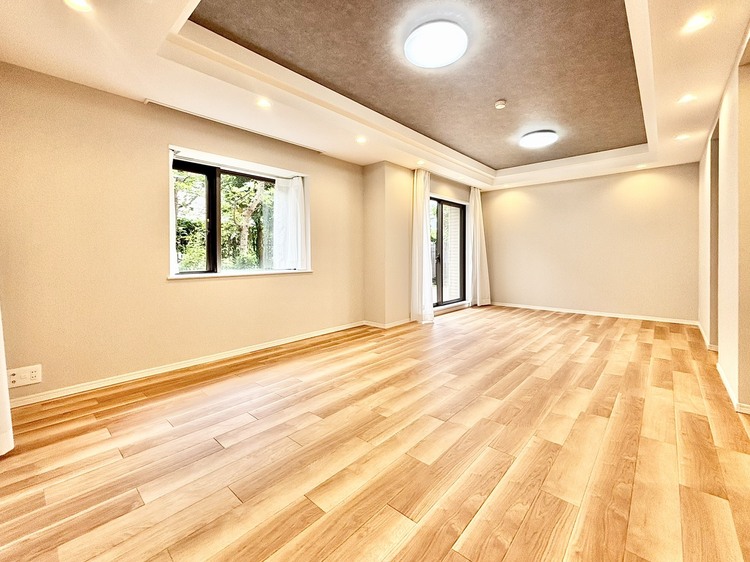 内装 ◆今宵の食卓◆ダウンライトに反射するグラスを眺めながらワインを注ぐ。トクトクと心地いい音をさせながら、フランスの古城を思わせる薫りがたちこめ、とても幸せな時を過ごせる。