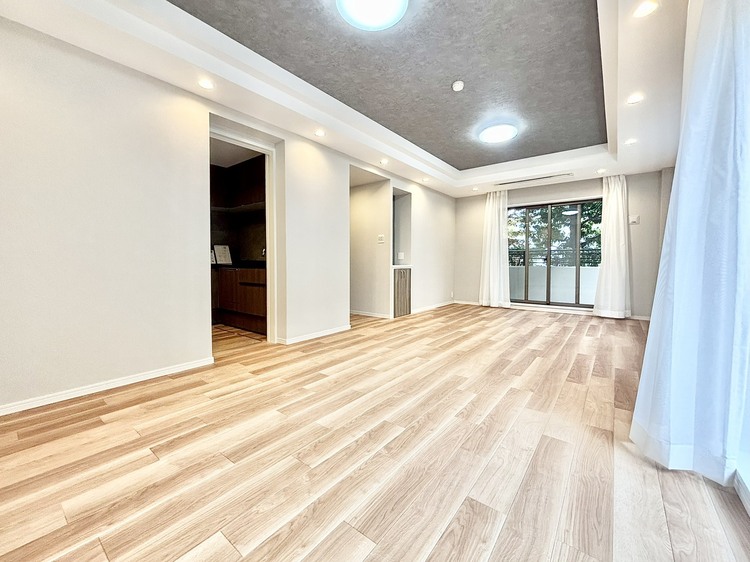 内装 ◆窓を開けると◆冷涼な風、そよぐリビング。だんらんの場所はここから始まり、ここで終わる。家族の笑顔が集う素敵な場所だから、こだわり抜いた思いが詰まっているのだと思う。