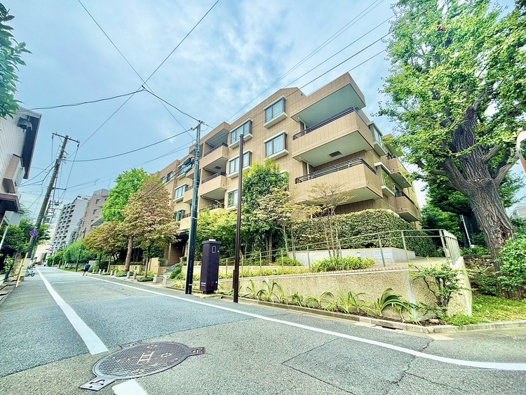 外観 ◆水面に映る◆紅葉を纏った山々を眺め、美しさのあまり感嘆のため息を漏らした事は無いだろうか。いつしか忘れかけていた自然の美しさと力強さを思い出させてくれる、そんな景色がここにもある。