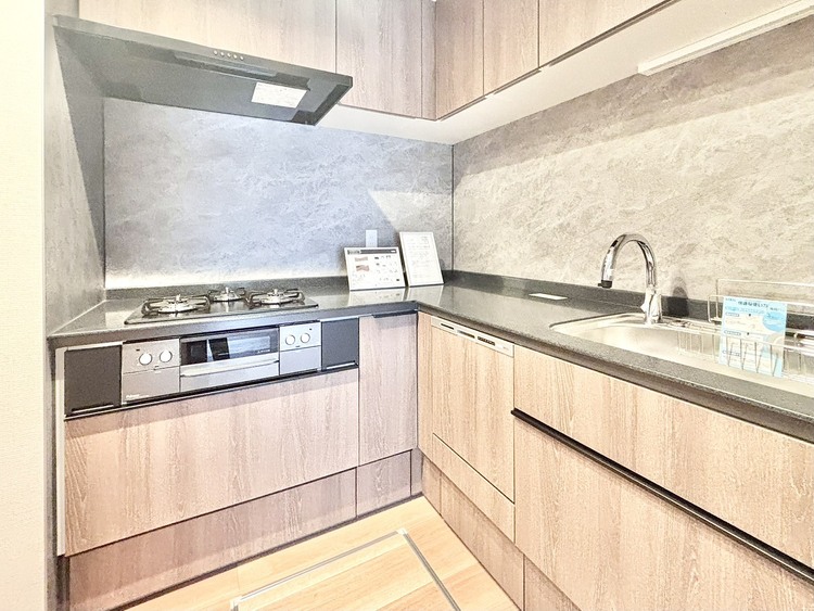 キッチン ◆時を忘れる場所◆ここにはみんなが集い、食事と楽しい会話が始まる。話に夢中になりすぎて、ついつい時を忘れ夜半過ぎになってしまう。そんな束の間の幸せを感じさせてくれる場所でありたい。