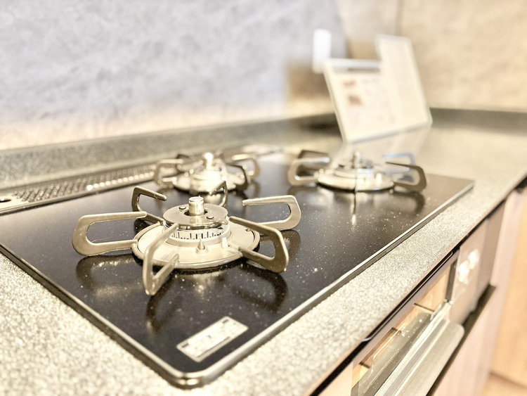 キッチン ◆ここに在る◆事も無げに美しく、伝えるには筆舌に尽くし難い。豪華絢爛や華美と言う事ではなく、住まう者にとって暮らし易く心地がいいと言う美しさがこの住まいには込められている。