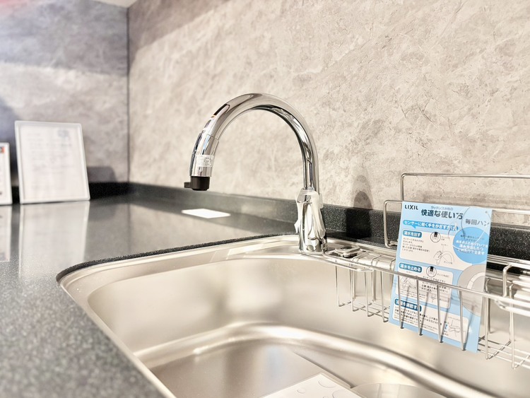 キッチン ◆今宵の食卓◆ダウンライトに反射するグラスを眺めながらワインを注ぐ。トクトクと心地いい音をさせながら、フランスの古城を思わせる薫りがたちこめ、とても幸せな時を過ごせる。