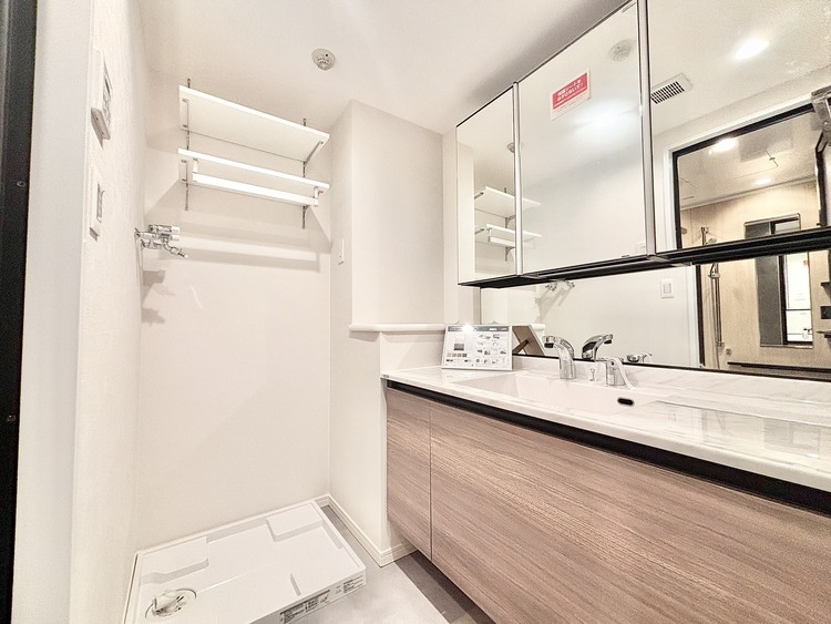 洗面 ◆サンサンと◆差し込む太陽の光がこのリビングに笑いをもたらす。ソファの上のクッションがポカポカした暖気にぬくぬくと微睡んでいる。