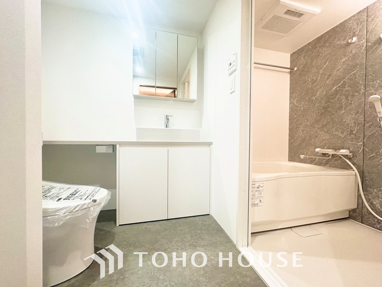 洗面 【WASHROOM】◆快適◆煌びやかな暮らしの中にも忘れたくない快適さ。大きな収納が助けてくれます。