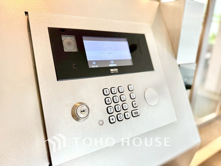 外観 ◆リビング◆たくさんの窓から注ぐ太陽の光。時間の経過とともに光と影のコントラストがこの空間のムードを変え、部屋に変化と温もりをもたらしてくれる。