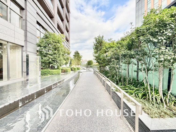 外観 ◆今宵の食卓◆ダウンライトに反射するグラスを眺めながらワインを注ぐ。トクトクと心地いい音をさせながら、フランスの古城を思わせる薫りがたちこめ、とても幸せな時を過ごせる。