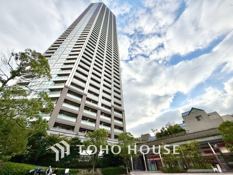 外観 ◆窓を開けると◆冷涼な風、そよぐリビング。だんらんの場所はここから始まり、ここで終わる。家族の笑顔が集う素敵な場所だから、こだわり抜いた思いが詰まっているのだと思う。