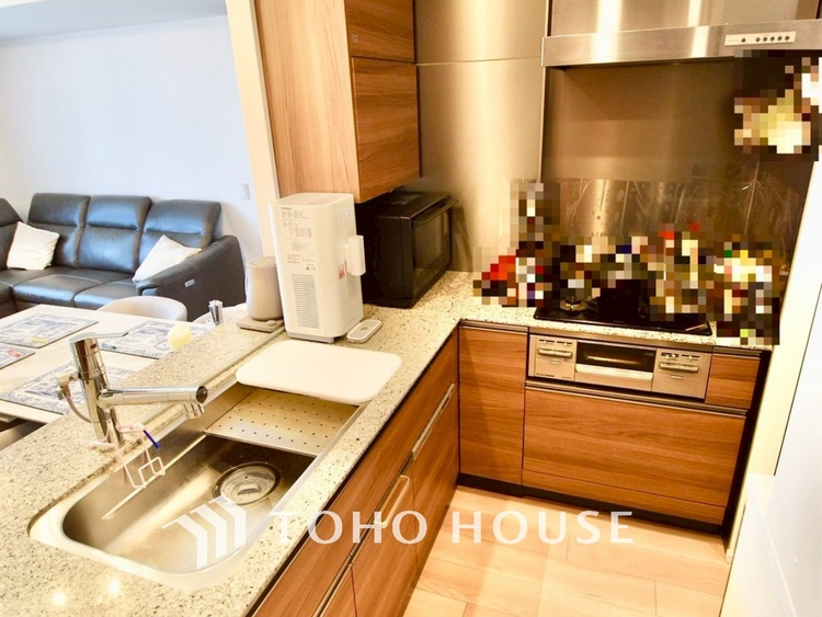 キッチン ◆キッチン◆美しく使いやすいキッチンは油汚れが簡単に拭き取れる素材で加工されており、浄水器シャワーから流す水の音を軽減する静かなシンクを採用。見えないところにさり気ない配慮が嬉しいですね