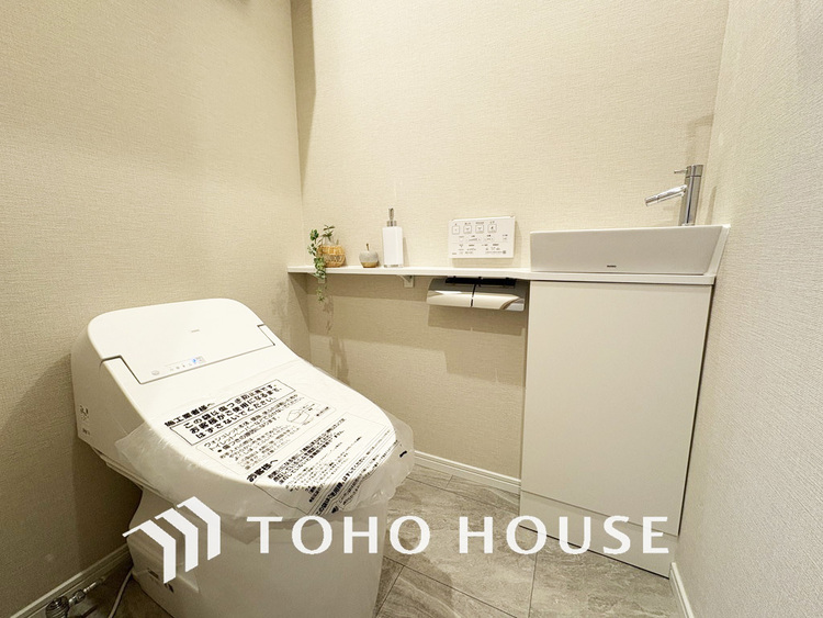 トイレ 清潔な洗浄機能付温水シャワートイレ