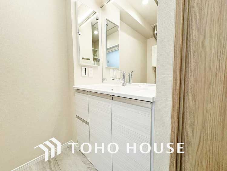 洗面 新規設置の洗面化粧台。収納豊富で使い勝手の良い3面鏡です