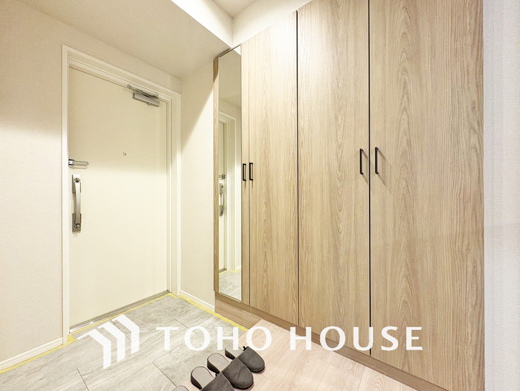 玄関 飾り過ぎないシンプルな内装の玄関