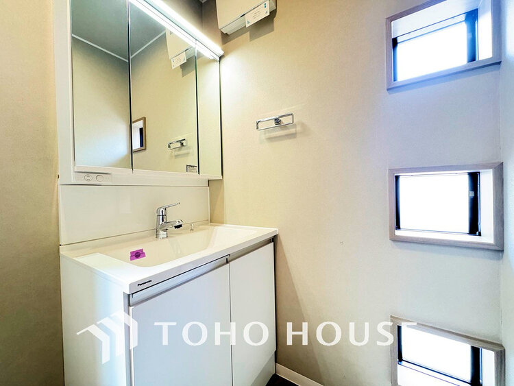 洗面 洗面台には三面鏡を採用。身だしなみを整えやすく収納量も良好です