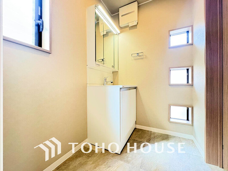 洗面 落ち着きのある色合いでまとめられた洗面室