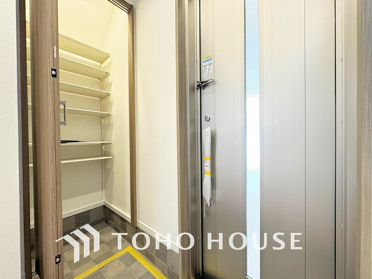 玄関 飾リ過ぎないシンプルな内装と偏り過ぎないデザインの玄関